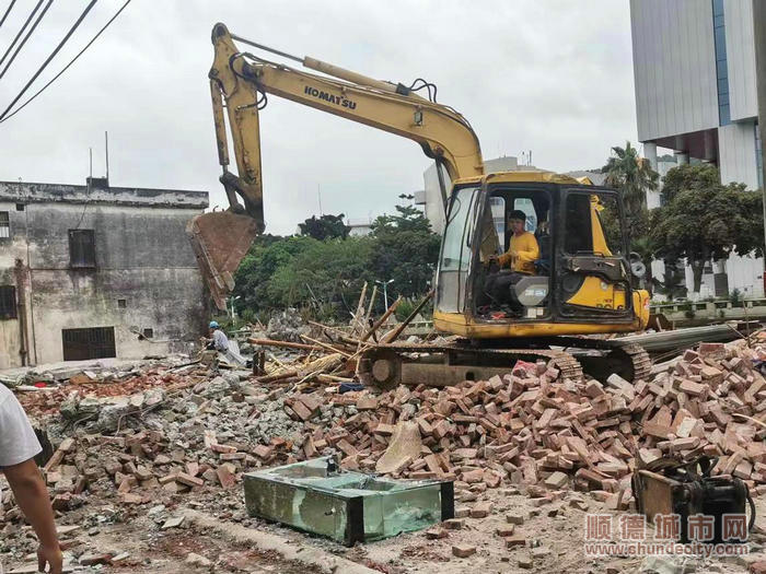 5黃伯同意拆除住所。.jpg