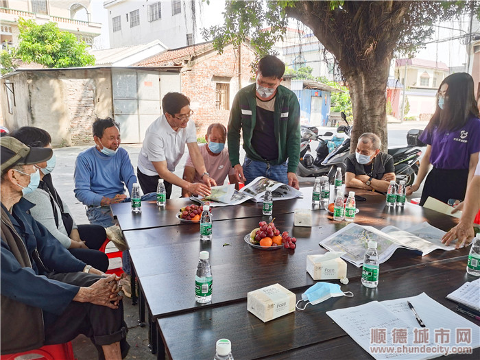 李毅斌在議事會上向村民講解均安美岸方案。_副本.jpg