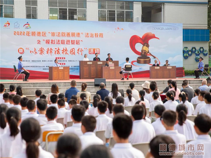 里海中學的幾名學生一同演繹模擬法庭。.jpg