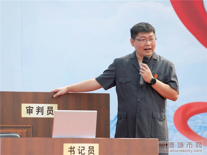 順德區人民法院刑事審判庭法官林曉春介紹庭審的角色和職能。.jpg