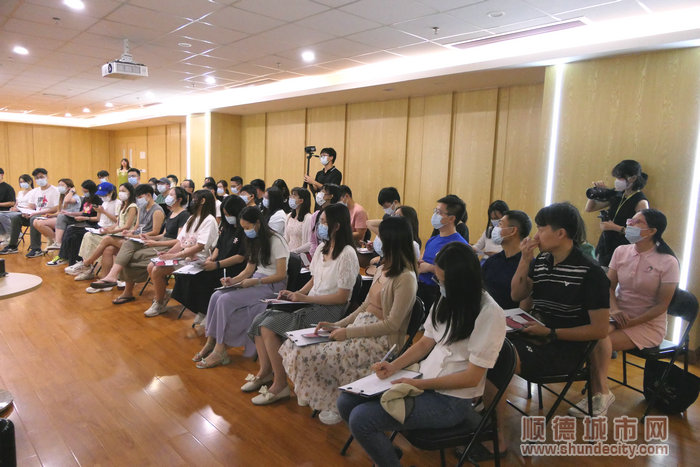 40名陪審團成員聚精會神的觀看著戲曲。.jpg