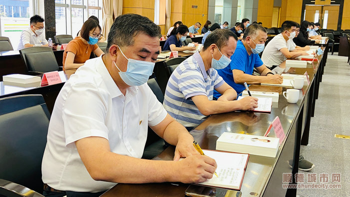 會議現場，黨員代表們積極聽講。.jpg