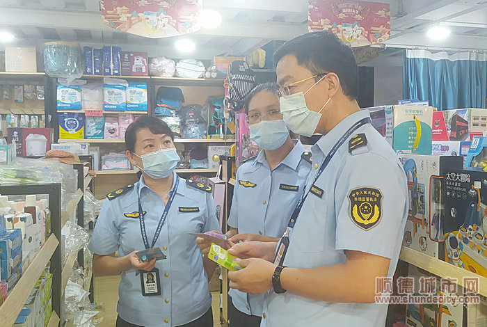 執法人員抽檢母嬰店用品.jpg