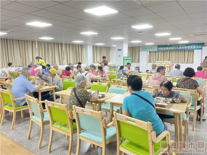 長者們紛紛來到長者飯堂用餐。.jpg