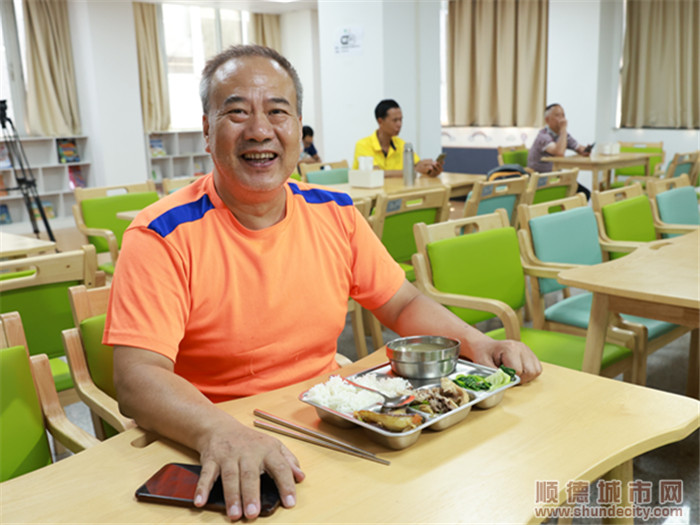 長者開心地享用午餐。.jpg
