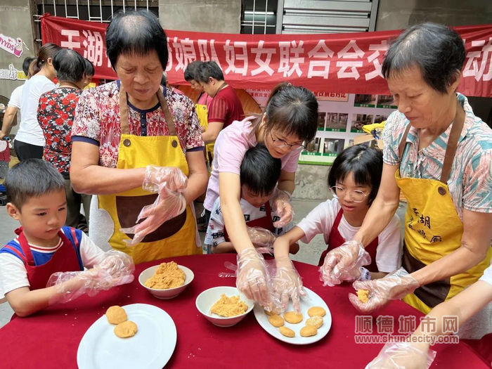 廚娘們教小朋友做番薯餅。.jpg