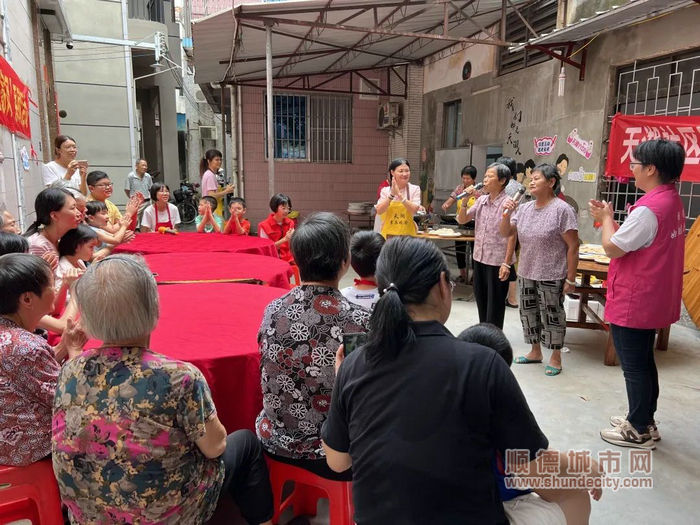 街頭巷尾化身紅歌大舞臺。.jpg