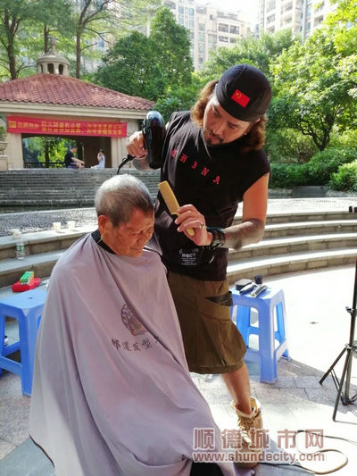 發型師為爺爺設計好看發型。.jpg
