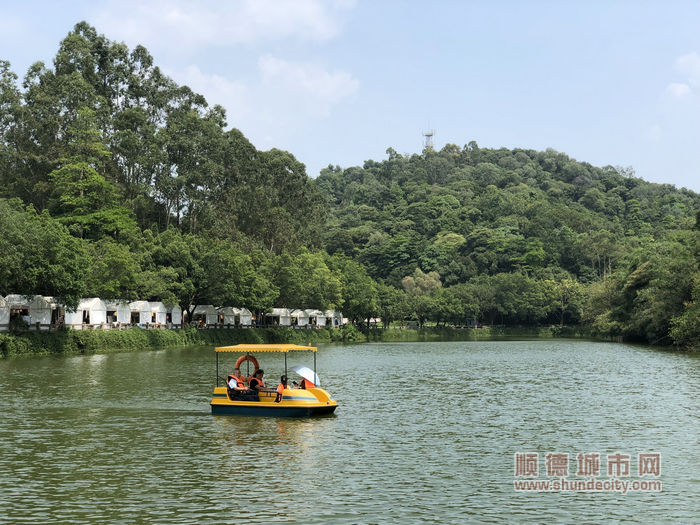 在李小龍樂園中心湖泛舟。.jpg