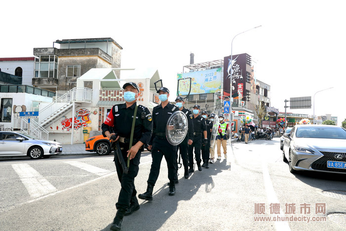 容桂派出所機(jī)動(dòng)巡防處突隊(duì)聯(lián)合最小應(yīng)急單元在漁人碼頭等重要商圈開展步巡。.jpg