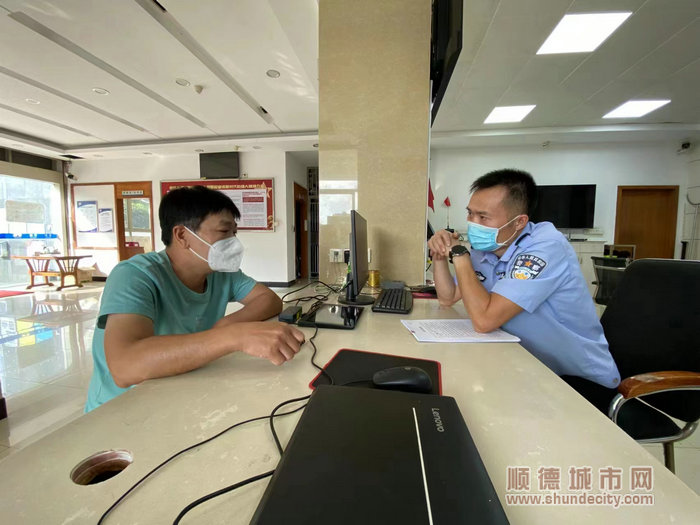 民警認(rèn)真傾聽群眾聲音。.jpg