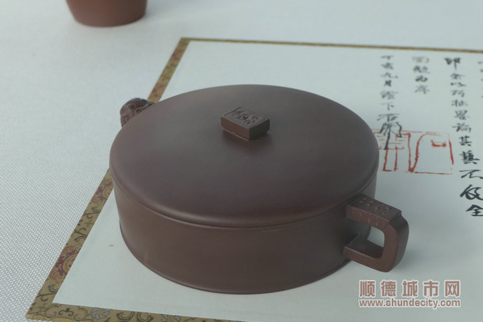 展出的紫砂壺。2.jpg