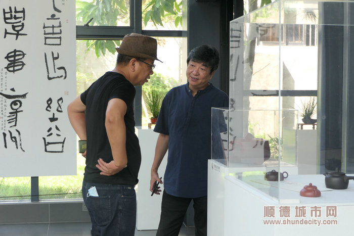 倪寬與羅必武探討藝術作品。.jpg