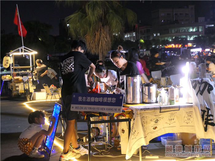 攤主和家人正忙碌地布置攤位。.jpg