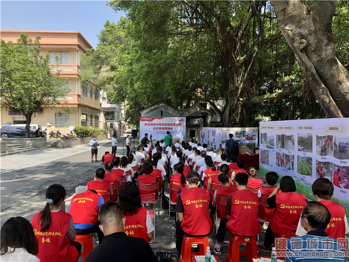 10月8日上午，杏壇鎮(zhèn)召開農(nóng)村黨員設(shè)崗定責(zé)提效治水美岸現(xiàn)場會。.jpg