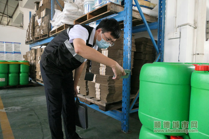 勒流應急辦執法人員用手機拍照化學品標簽。.jpg