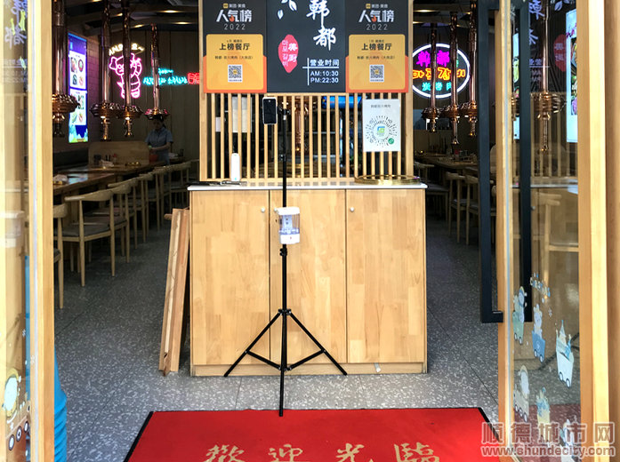 商家自覺(jué)將場(chǎng)所碼張貼在醒目位置。.jpg
