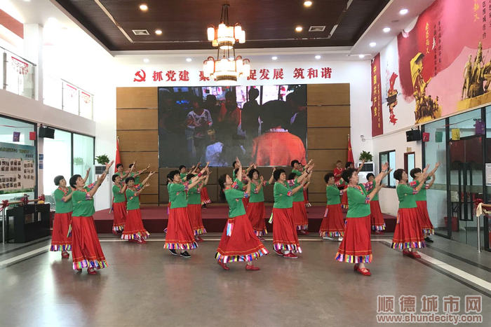 4-龍山社區(qū)長者綜合服務(wù)中心長者在跳舞。.jpg