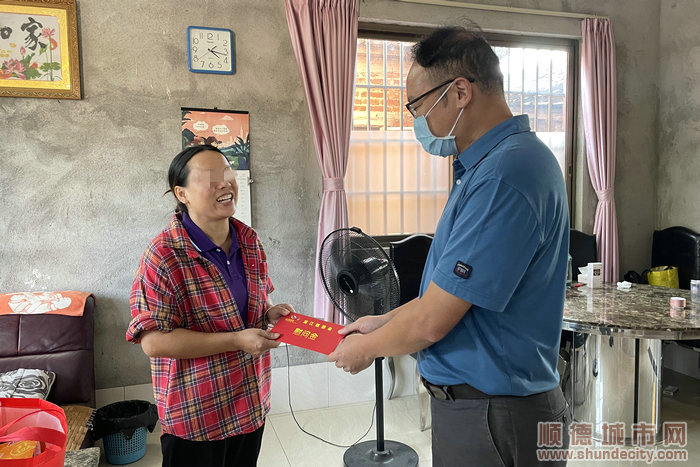 6-龍江鎮(zhèn)黨委書記到集北慰問低收入家庭。_副本_副本.jpg