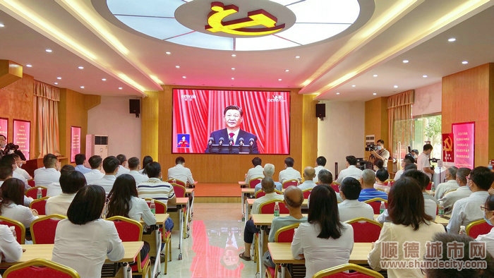 黃龍村收聽收看黨的二十大開幕會盛況。 (2).JPG