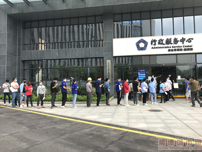 前來接種疫苗的市民有序排隊。.jpg