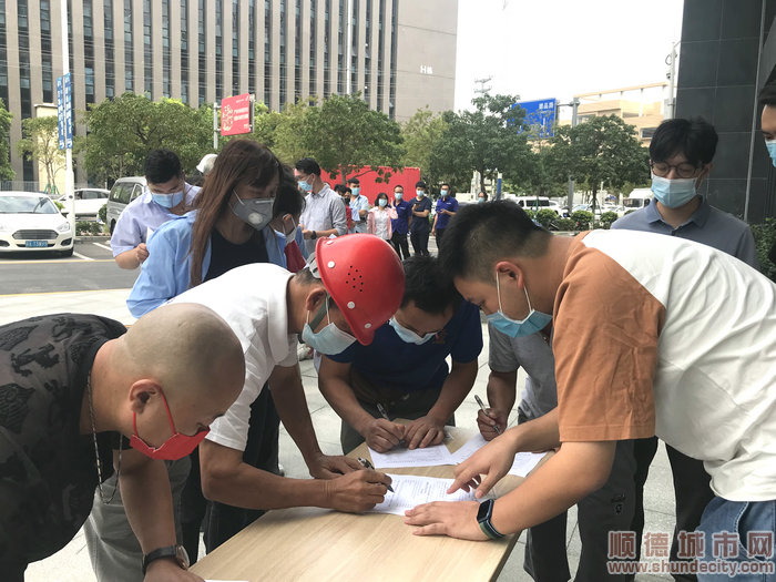 工作人員知道市民填好資料表格。.jpg