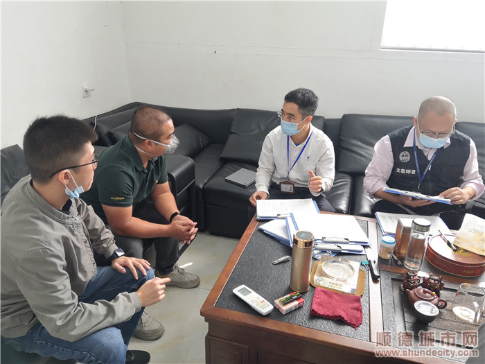 陳村鎮副鎮長陳樹輝與企業負責人進行交談。.jpg