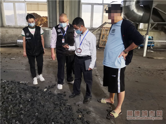 陳村鎮副鎮長陳樹輝組織鎮生態環境監督管理所開展涉及工業固廢收集貯存企業專項檢查。.jpg