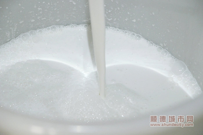 碾好的米漿，呈現(xiàn)出奶白色，并散發(fā)出清新的香味。。.JPG