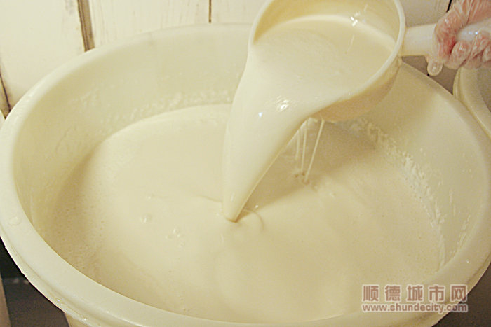隔夜發(fā)酵好的米漿，用來(lái)制作倫教糕。.JPG