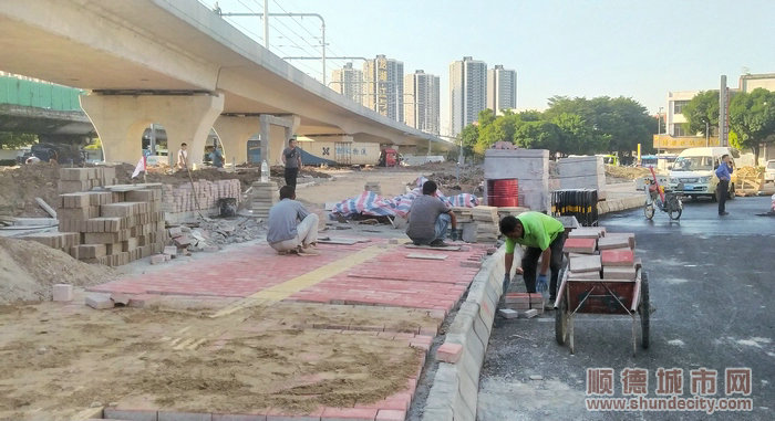 建設工人正在倫教站周邊忙碌.jpg