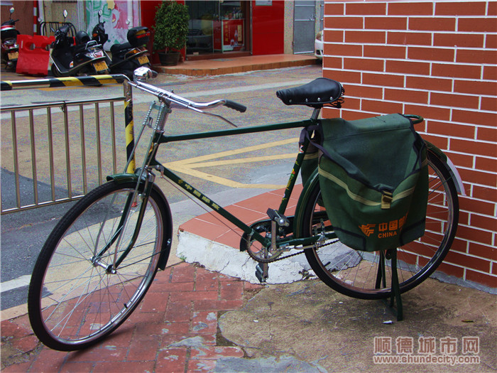 店外擺放了一臺以前郵政員用來送信的自行車。.jpg