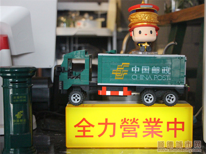 店內的吧臺上擺放了一些展現郵政特色的小擺件。.jpg
