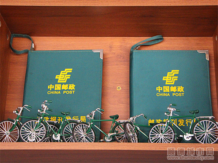 置物架上擺放著的郵政自行車周邊。.jpg