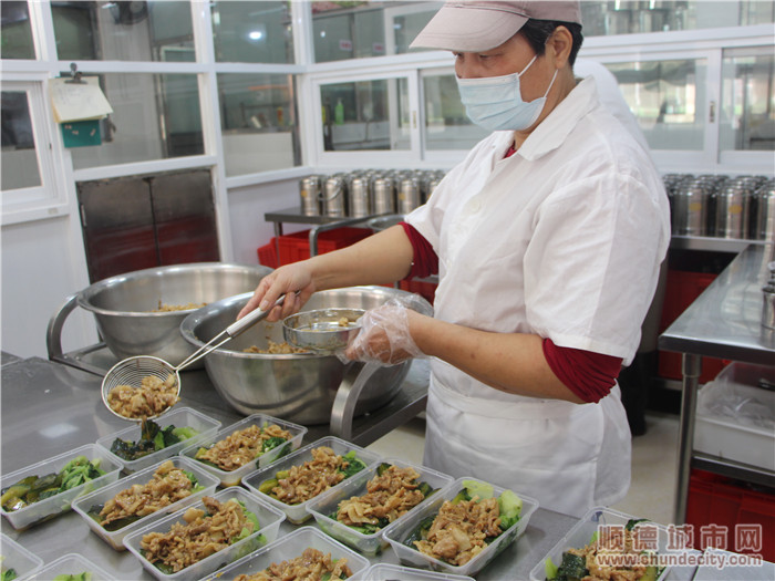 工作人員正在配餐。.jpg