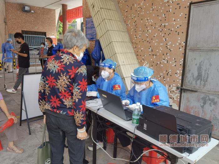 股份社支部黨員參與區域核酸檢測工作.png