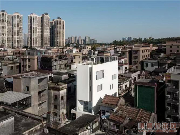陳藝兒家的新居在容桂小黃圃中非常亮眼。_副本.jpg