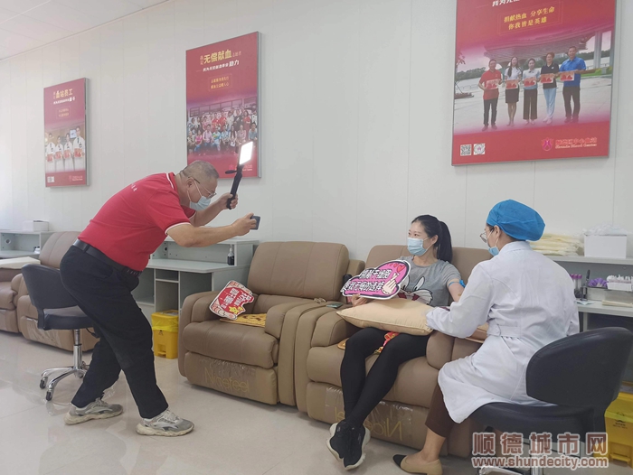 高家琪為獻(xiàn)血者拍照留念_副本.jpg
