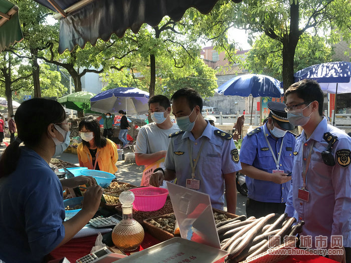 龍江市監所對市場周邊攤販進行檢查。.jpg