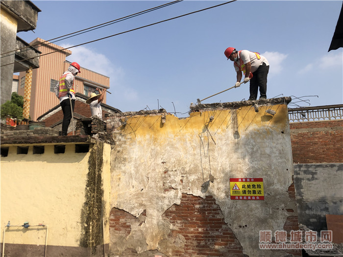 施工人員對違建房屋進行拆除。.JPG