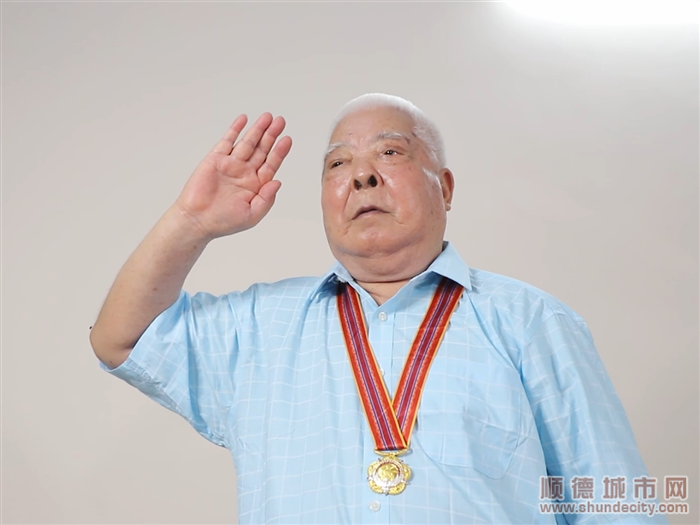 何志雄敬軍禮，精神矍鑠。.bmp