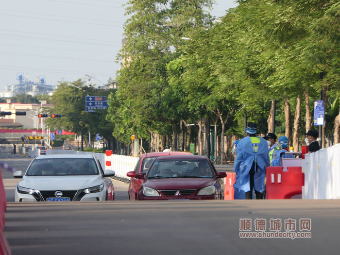 等候解封消息的車主們。.jpg