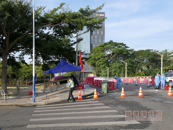 工作人員正在回收整理警戒線等物資。.jpg