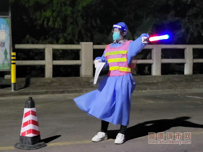 志愿者在夜間值守。.jpg