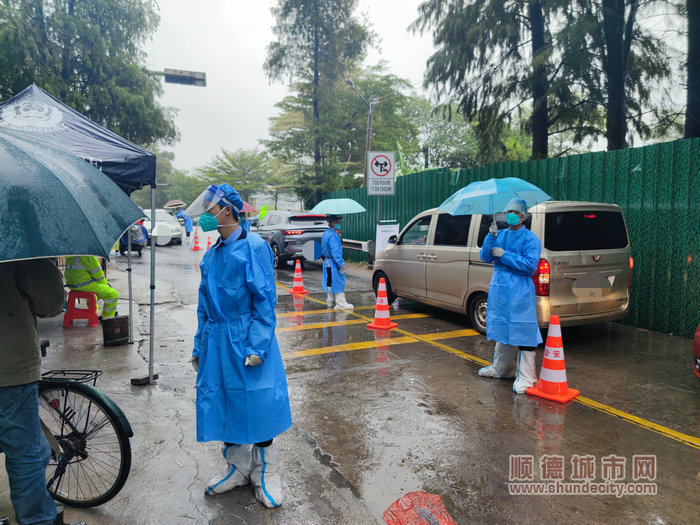 上午8點，新安村卡口點志愿者一絲不茍檢查來往人員粵康碼。.jpg