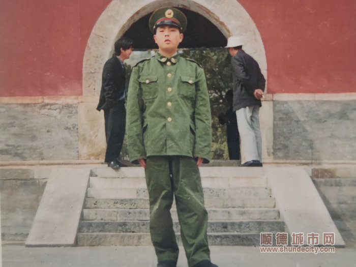 袁大兵的弟弟也是一名軍人。.jpg