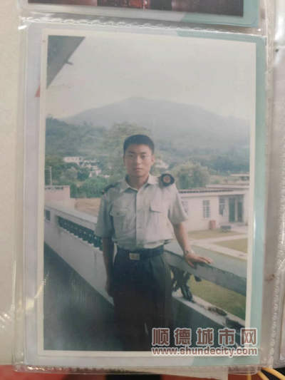 袁大兵軍裝照。.jpg
