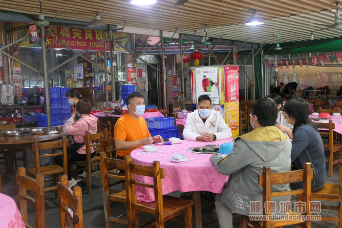 昌城美食飯店迎來第一批顧客。.jpg