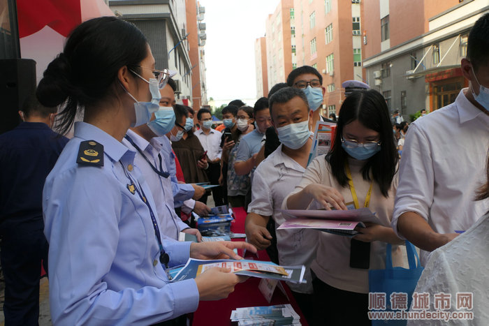 現(xiàn)場(chǎng)擺攤派發(fā)宣傳資料.jpg