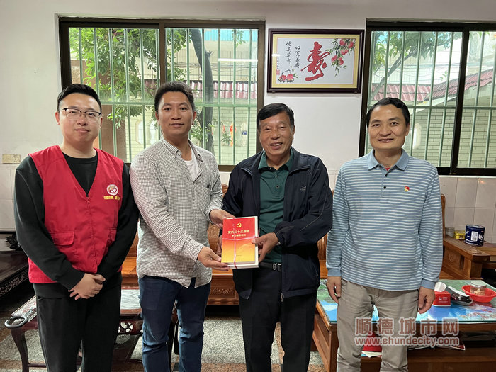 均安為退休老黨員贈書。.jpg